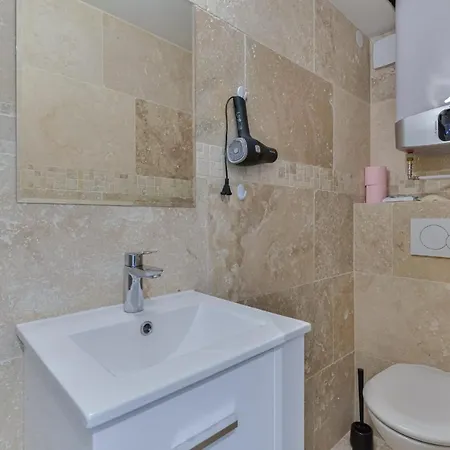 Modern Studio Proche De Montmartre Париж